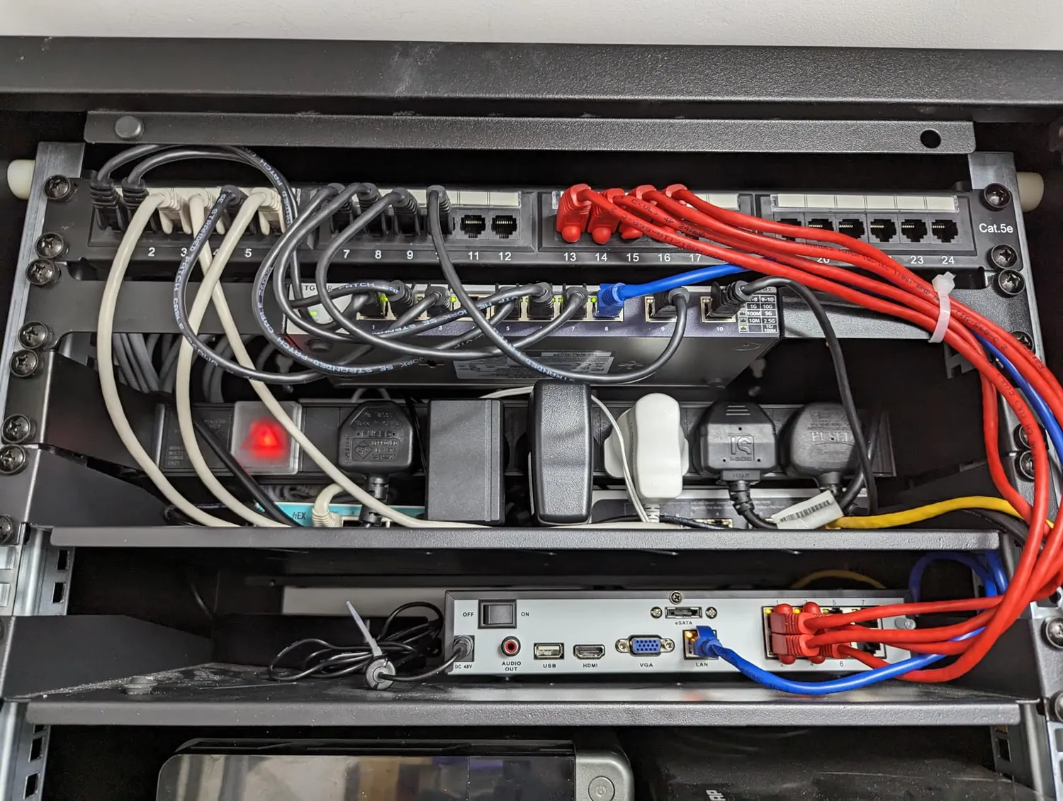 Kenable 1U Rack-Halterung 50 mm Deep mit Käfigmuttern