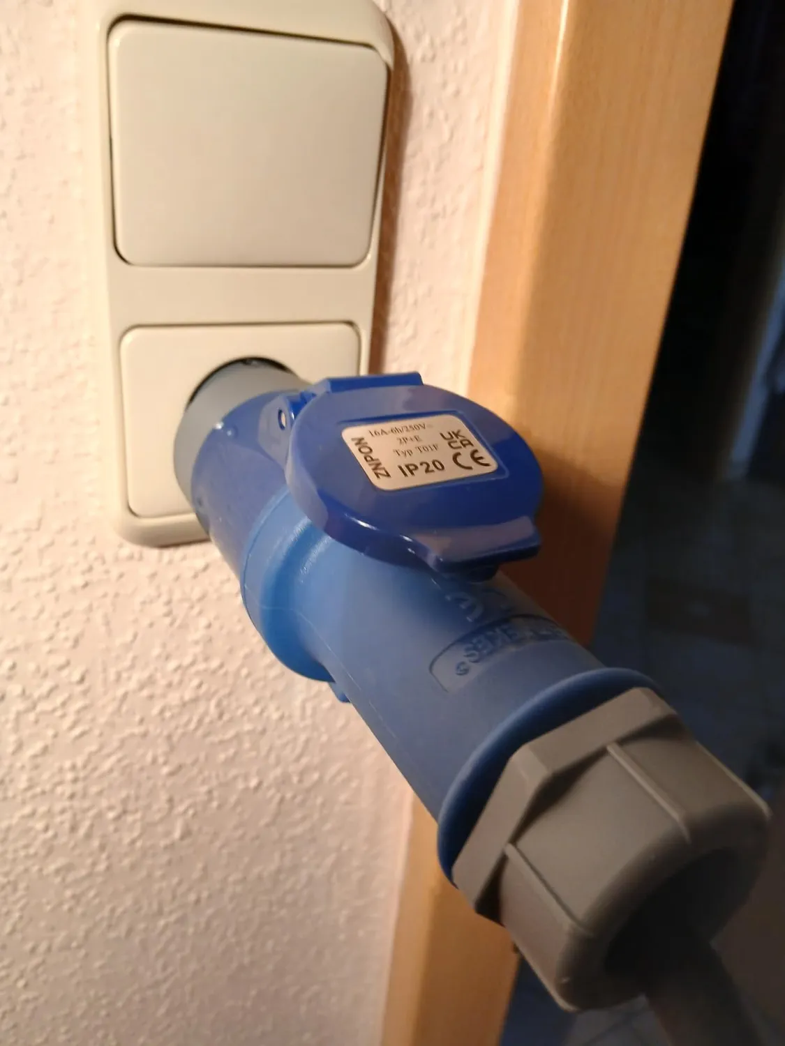 Kenable Schuko auf CEE 16A Adapter Camping blau