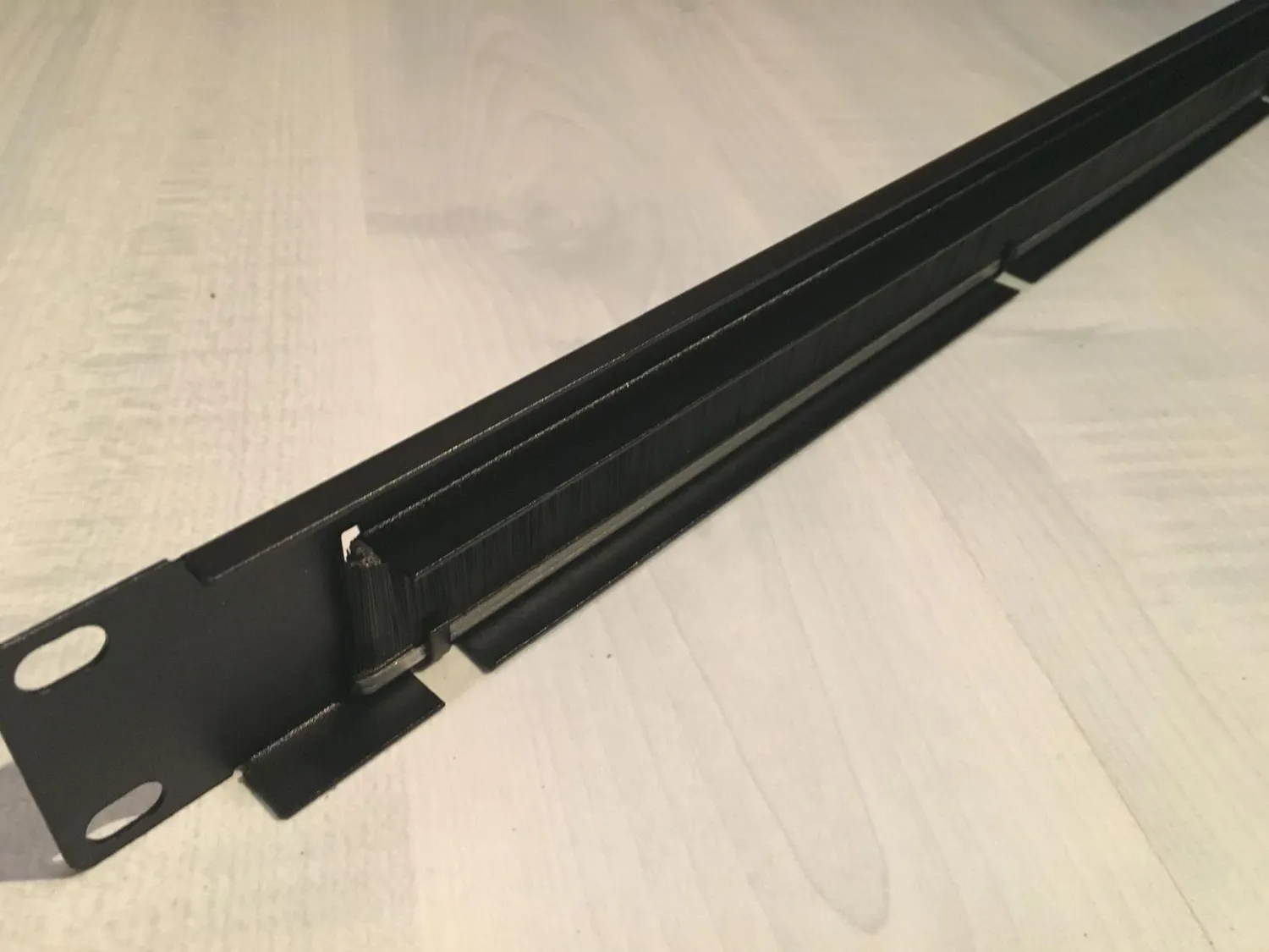 Kenable Bürstenpanel 1U 19 Zoll Kabelmanagement schwarz