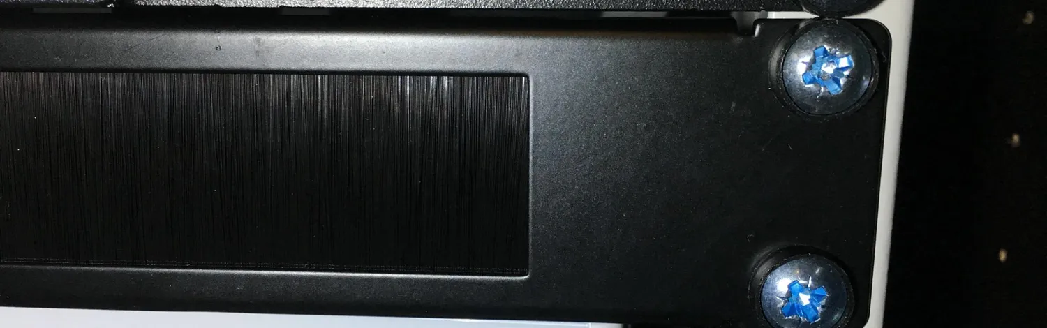 Kenable Bürstenpanel 1U 19 Zoll Kabelmanagement schwarz