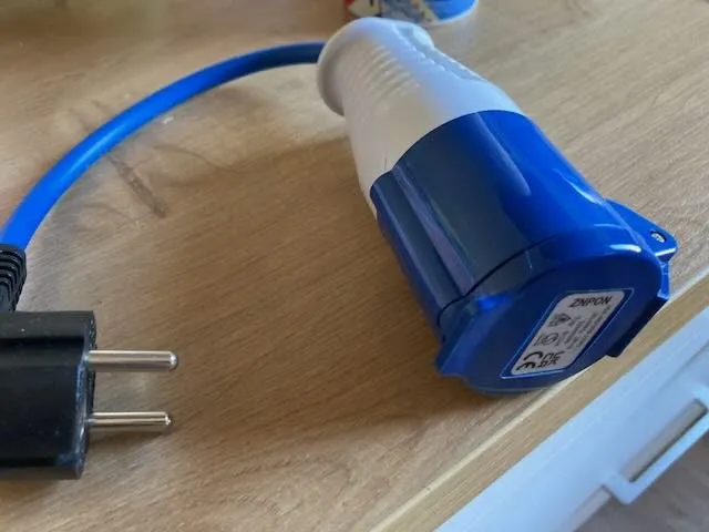 Kenable Schuko auf CEE 16A Camping Adapter blau