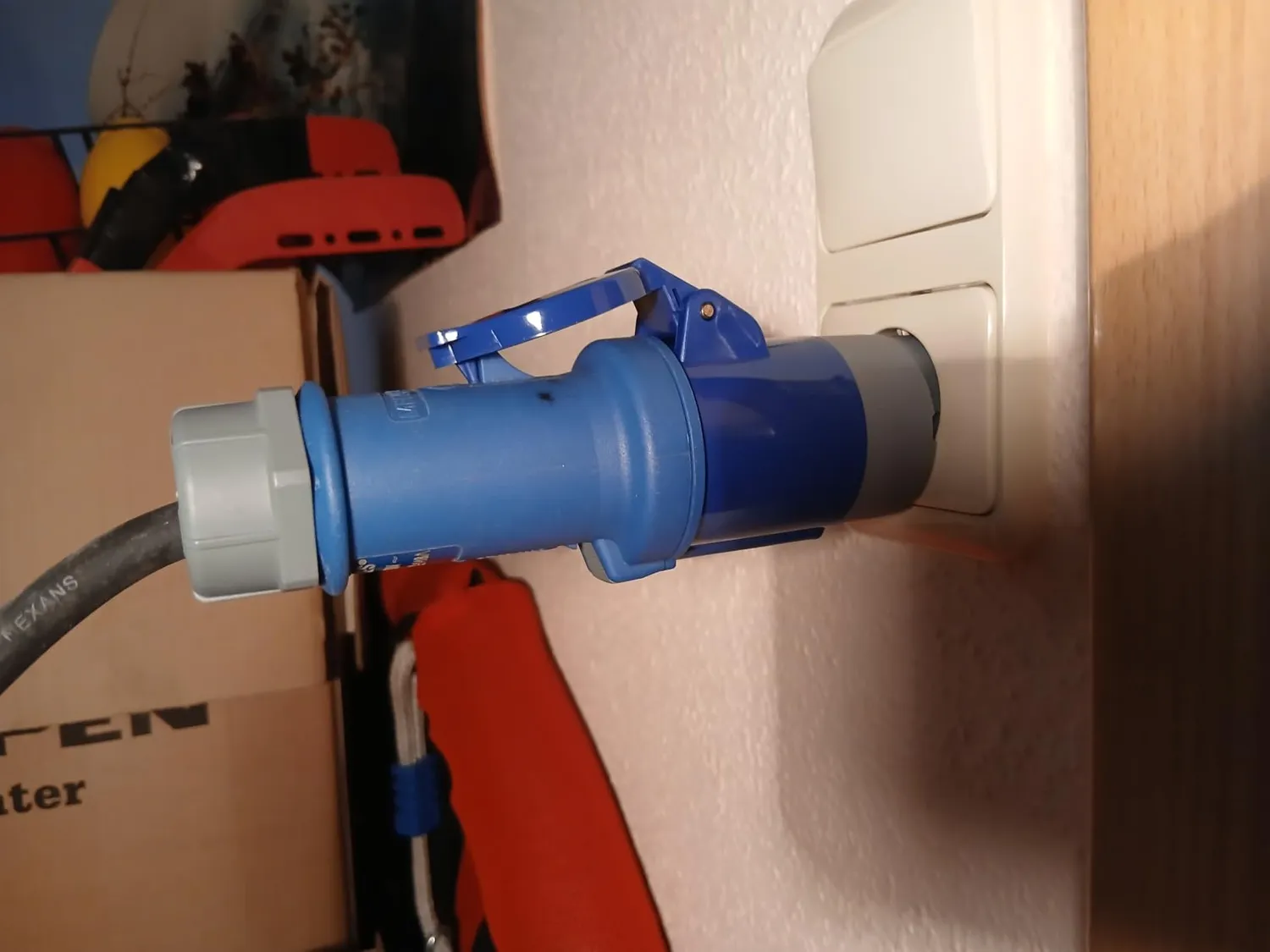 Kenable Schuko auf CEE 16A Adapter Camping blau