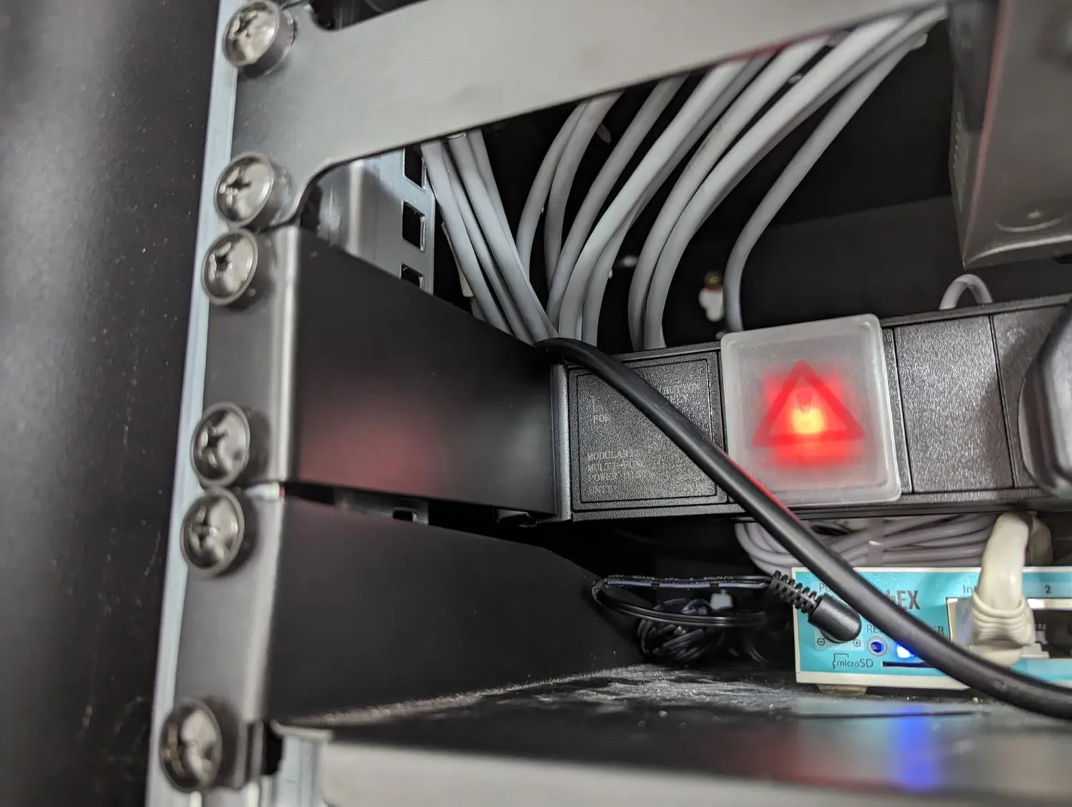 Kenable 1U Rack-Halterung 50 mm Deep mit Käfigmuttern