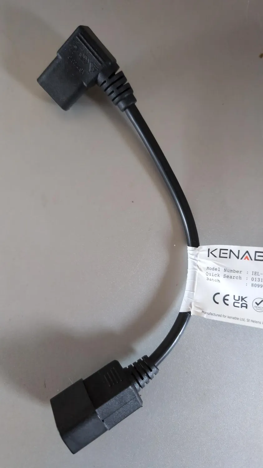 Kenable C13 auf C14 Stromverlängerungskabel 1m abgewinkelt