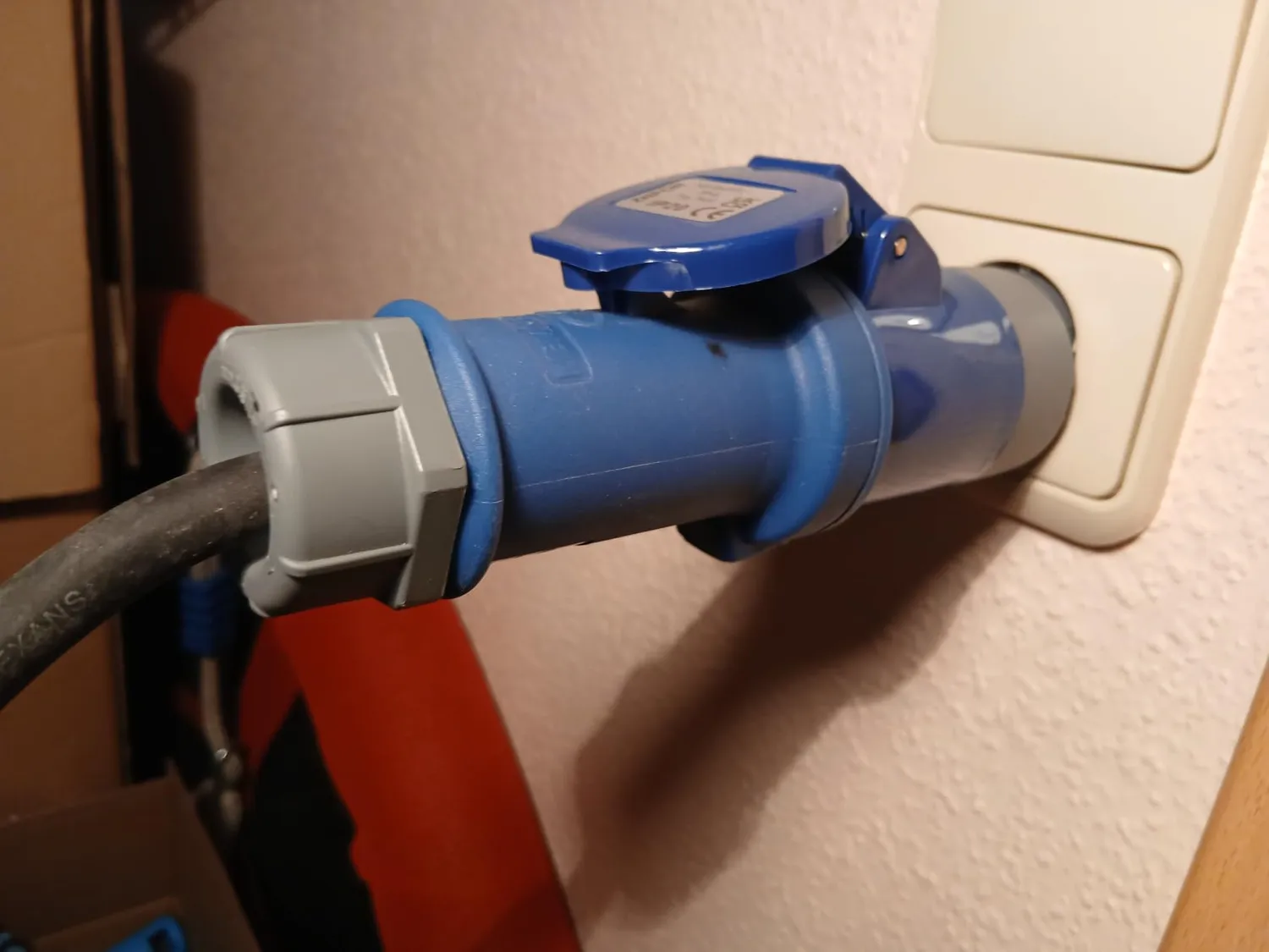Kenable Schuko auf CEE 16A Adapter Camping blau