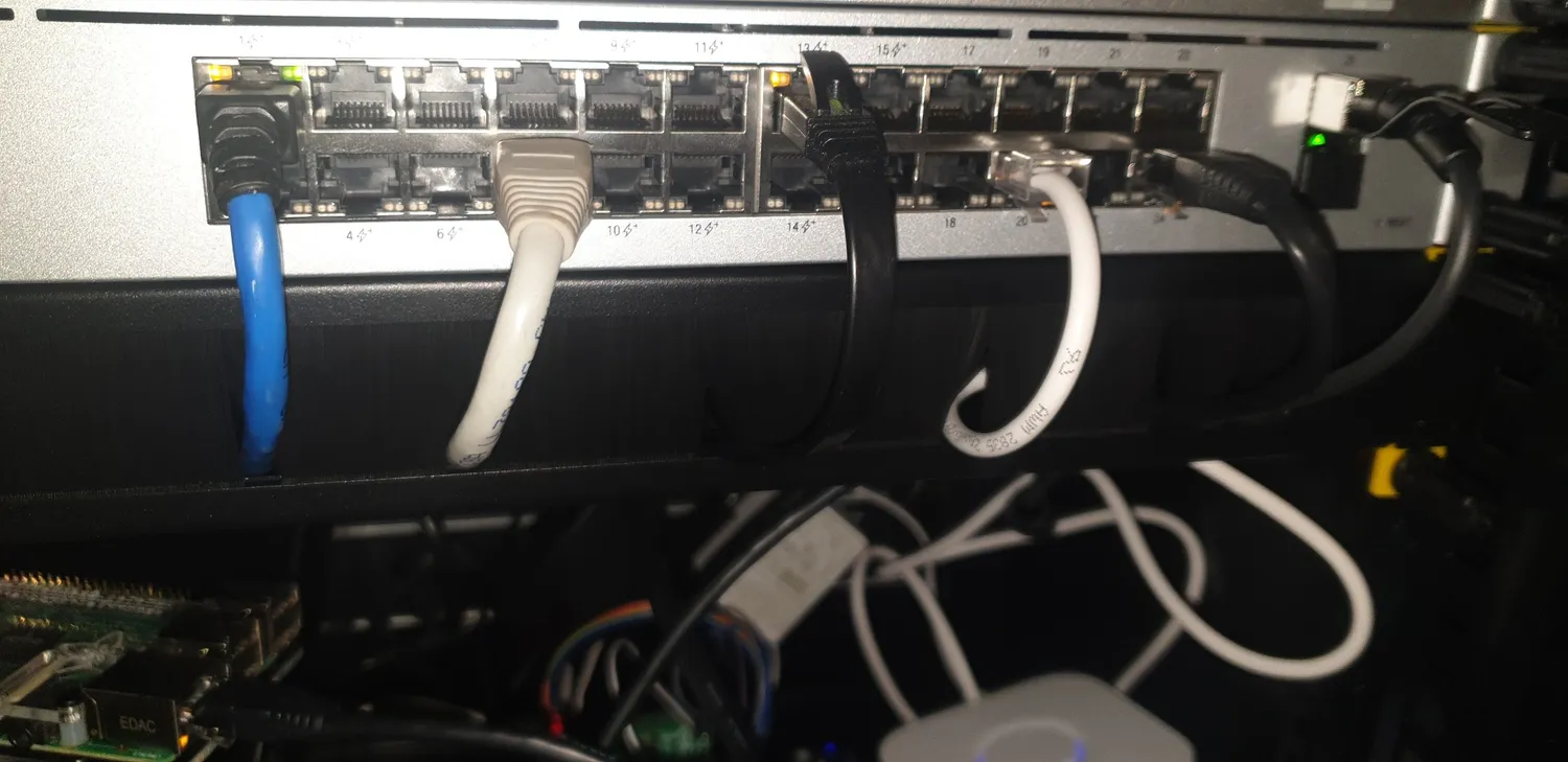 Kenable Bürstenpanel 1U 19 Zoll Kabelmanagement schwarz